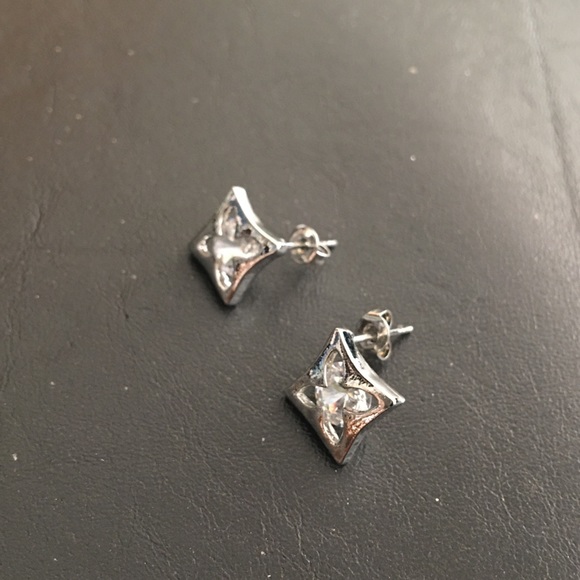 Great Pierced Ear Earrings - Picture 2 of 5